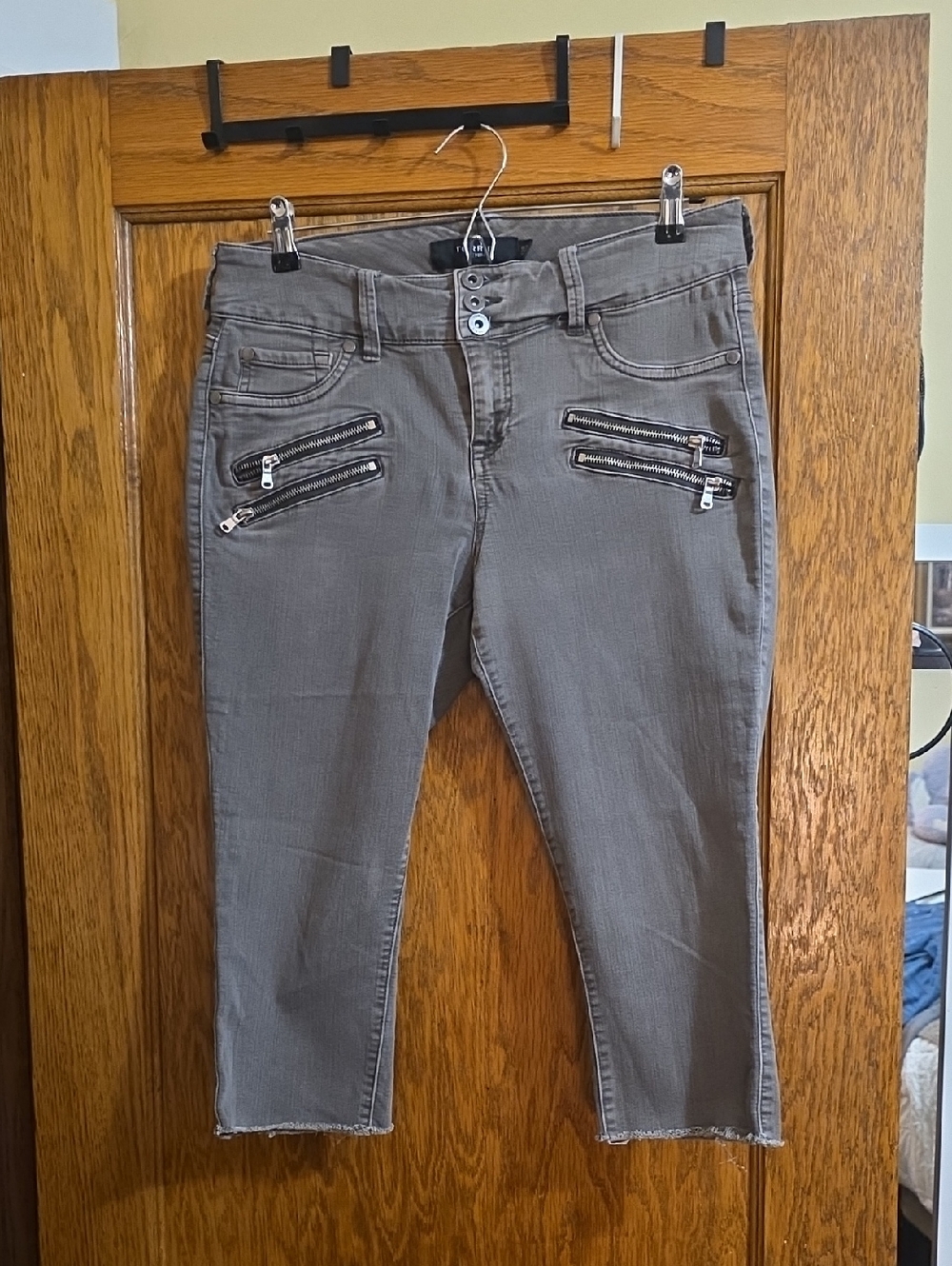 Gray Zip-Accent Jeans Capris